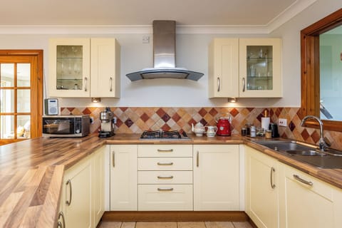 Cottage | Private kitchen | Dishwasher, highchair, cookware/dishes/utensils, dining tables