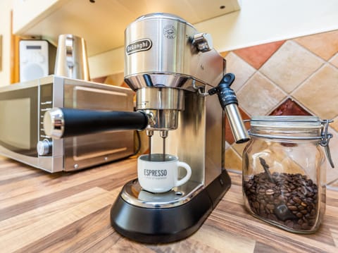 Cottage | Private kitchen | Dishwasher, highchair, cookware/dishes/utensils, dining tables