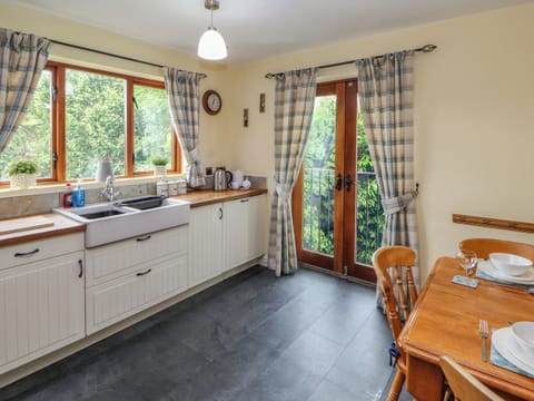 Cottage | Private kitchen | Stovetop, dishwasher, highchair, cookware/dishes/utensils