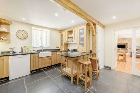 Cottage | Private kitchen | Stovetop, dishwasher, highchair, cookware/dishes/utensils