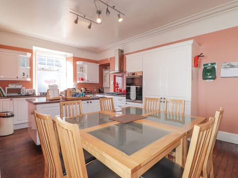 Cottage | Private kitchen | Fridge, microwave, stovetop, dishwasher