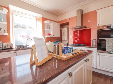 Cottage | Private kitchen | Fridge, microwave, stovetop, dishwasher