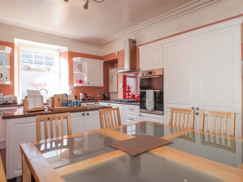 Cottage | Private kitchen | Fridge, microwave, stovetop, dishwasher