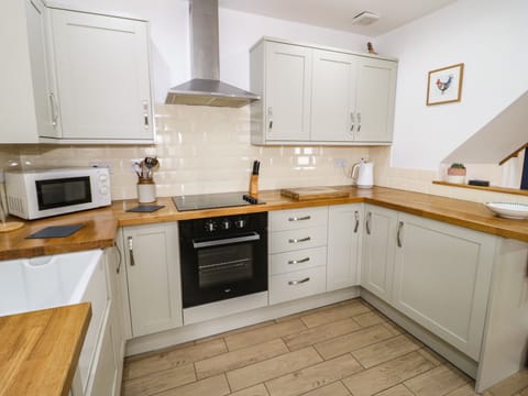 Cottage | Private kitchen | Fridge, microwave, stovetop, dishwasher