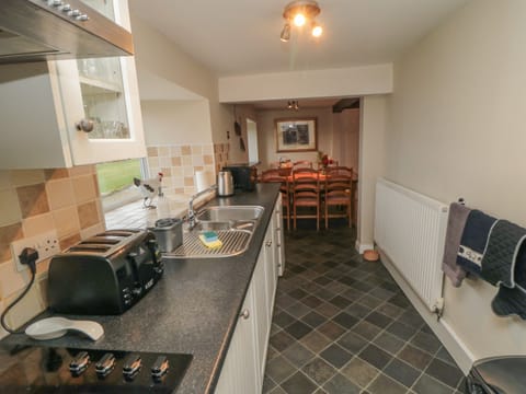 Cottage | Private kitchen | Fridge, microwave, stovetop, dishwasher