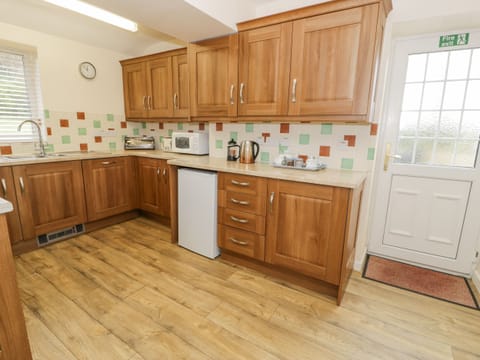 Cottage | Private kitchen | Stovetop, dishwasher, highchair, cookware/dishes/utensils