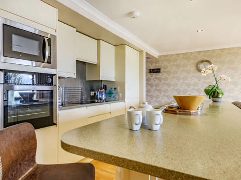 Cottage | Private kitchen | Fridge, microwave, stovetop, dishwasher