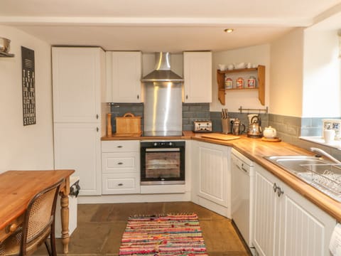 Cottage | Private kitchen | Fridge, microwave, stovetop, dishwasher