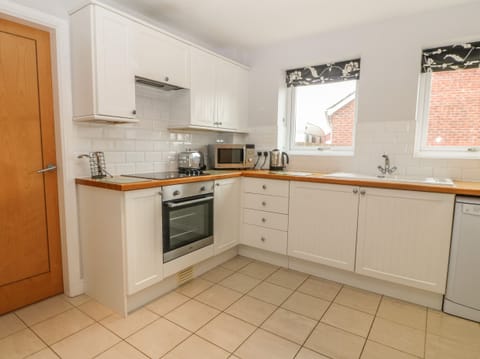 Cottage | Private kitchen | Stovetop, dishwasher, cookware/dishes/utensils