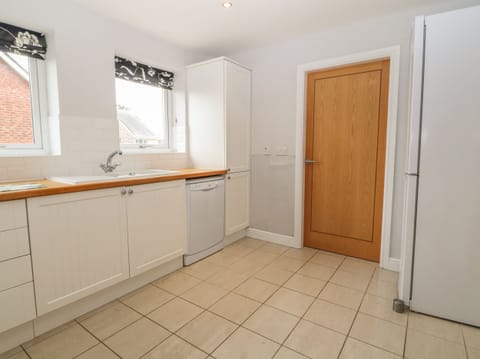 Cottage | Private kitchen | Stovetop, dishwasher, cookware/dishes/utensils