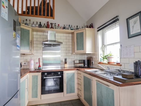Cottage | Private kitchen | Stovetop, dishwasher, highchair, cookware/dishes/utensils