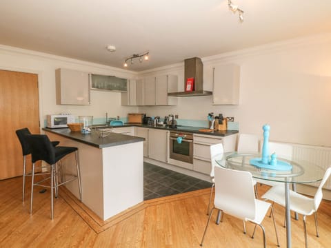 Cottage | Private kitchen | Fridge, microwave, stovetop, dishwasher