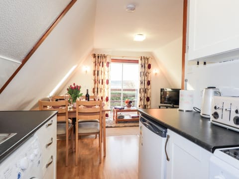 Cottage | Private kitchen | Stovetop, dishwasher, cookware/dishes/utensils