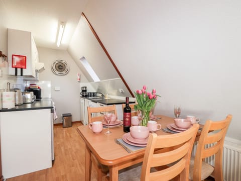 Cottage | Private kitchen | Stovetop, dishwasher, cookware/dishes/utensils