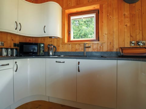 Cottage | Private kitchen | Dishwasher, highchair, cookware/dishes/utensils