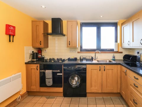 Cottage | Private kitchen | Stovetop, highchair, cookware/dishes/utensils