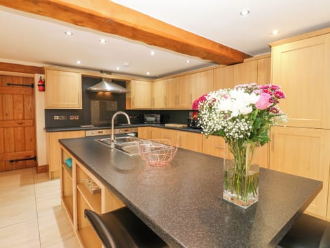 Cottage | Private kitchen | Stovetop, dishwasher, highchair, cookware/dishes/utensils