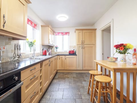Cottage | Private kitchen | Fridge, dishwasher, cookware/dishes/utensils