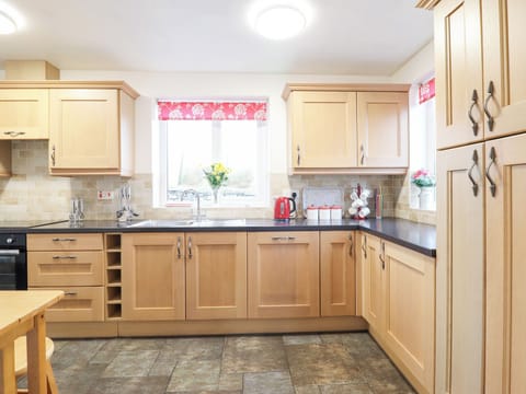 Cottage | Private kitchen | Fridge, dishwasher, cookware/dishes/utensils