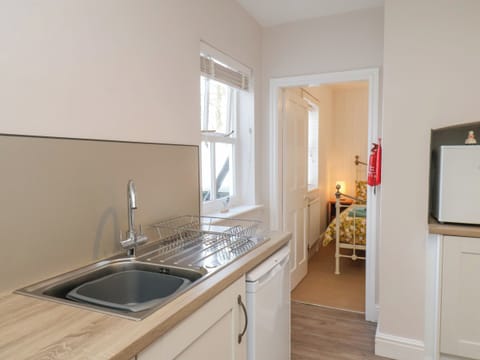 Cottage | Private kitchen | Dishwasher, highchair, cookware/dishes/utensils