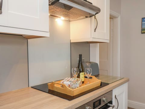 Cottage | Private kitchen | Dishwasher, highchair, cookware/dishes/utensils