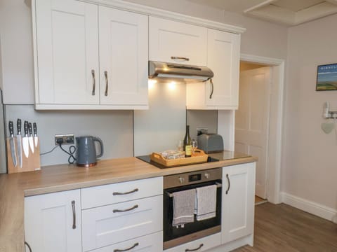 Cottage | Private kitchen | Dishwasher, highchair, cookware/dishes/utensils