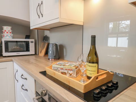 Cottage | Private kitchen | Dishwasher, highchair, cookware/dishes/utensils