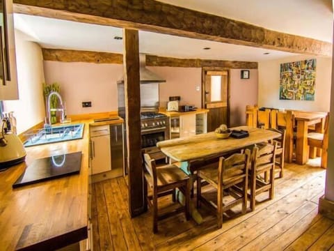 Cottage | Private kitchen | Fridge, microwave, stovetop, dishwasher