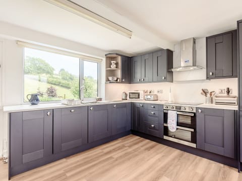 Cottage | Private kitchen | Dishwasher, highchair, cookware/dishes/utensils