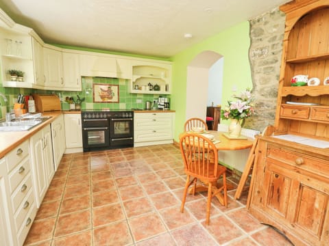 Cottage | Private kitchen | Fridge, dishwasher, highchair, cookware/dishes/utensils