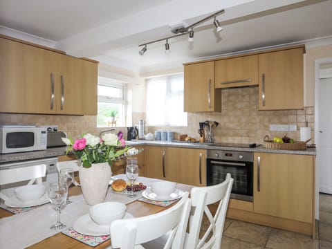 Cottage | Private kitchen | Dishwasher, highchair, cookware/dishes/utensils