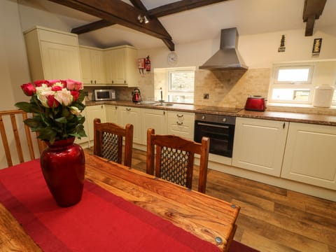 Cottage | Private kitchen | Fridge, microwave, stovetop, dishwasher
