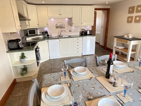 Cottage | Private kitchen | Fridge, microwave, stovetop, dishwasher