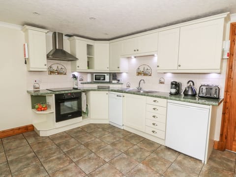 Cottage | Private kitchen | Fridge, microwave, stovetop, dishwasher