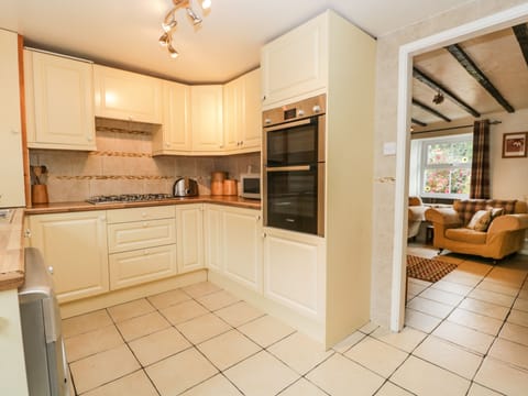 Cottage | Private kitchen | Dishwasher, highchair, cookware/dishes/utensils