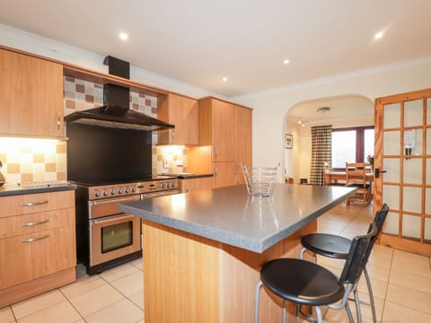 Cottage | Private kitchen | Fridge, microwave, stovetop, dishwasher