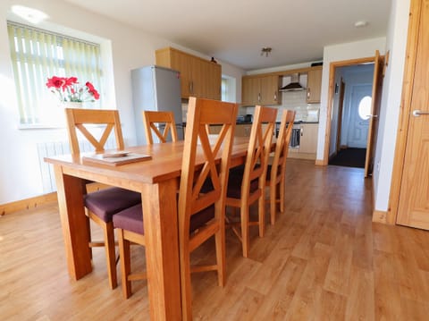 Cottage | Private kitchen | Fridge, microwave, stovetop, dishwasher