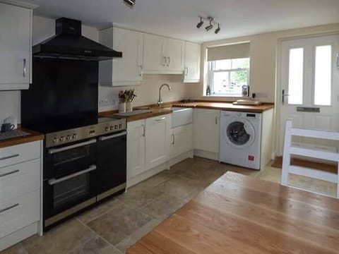 Cottage | Private kitchen | Fridge, stovetop, dishwasher, electric kettle