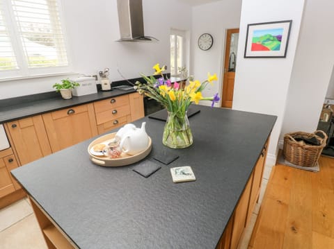 Cottage | Private kitchen | Fridge, microwave, stovetop, dishwasher