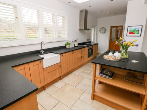 Cottage | Private kitchen | Fridge, microwave, stovetop, dishwasher