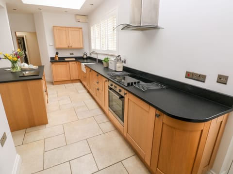 Cottage | Private kitchen | Fridge, microwave, stovetop, dishwasher