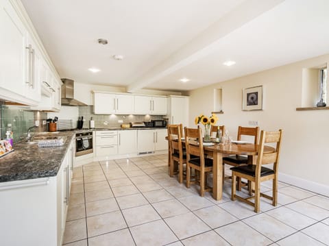 Cottage | Private kitchen | Dishwasher, cookware/dishes/utensils