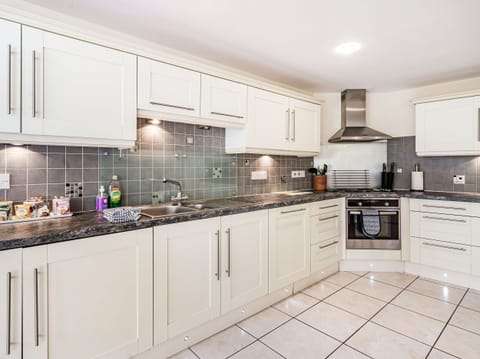 Cottage | Private kitchen | Dishwasher, cookware/dishes/utensils