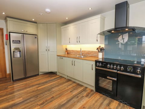 Cottage | Private kitchen | Fridge, dishwasher, highchair, cookware/dishes/utensils