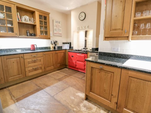 Cottage | Private kitchen | Fridge, dishwasher, toaster, highchair