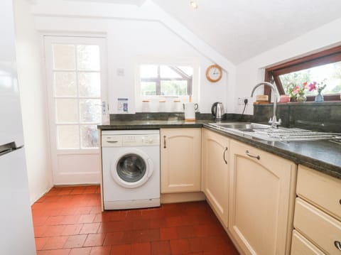 Cottage | Private kitchen | Fridge, microwave, dishwasher, electric kettle