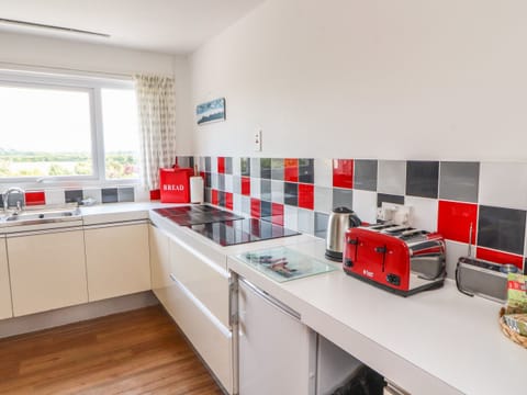 Cottage | Private kitchen | Fridge, microwave, stovetop, dishwasher