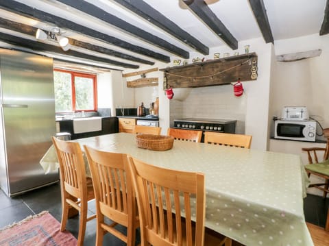 Cottage | Private kitchen | Microwave, stovetop, dishwasher, highchair