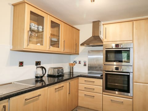 Cottage | Private kitchen | Microwave, stovetop, dishwasher, highchair