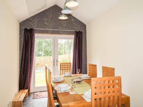Cottage | Private kitchen | Microwave, stovetop, dishwasher, highchair